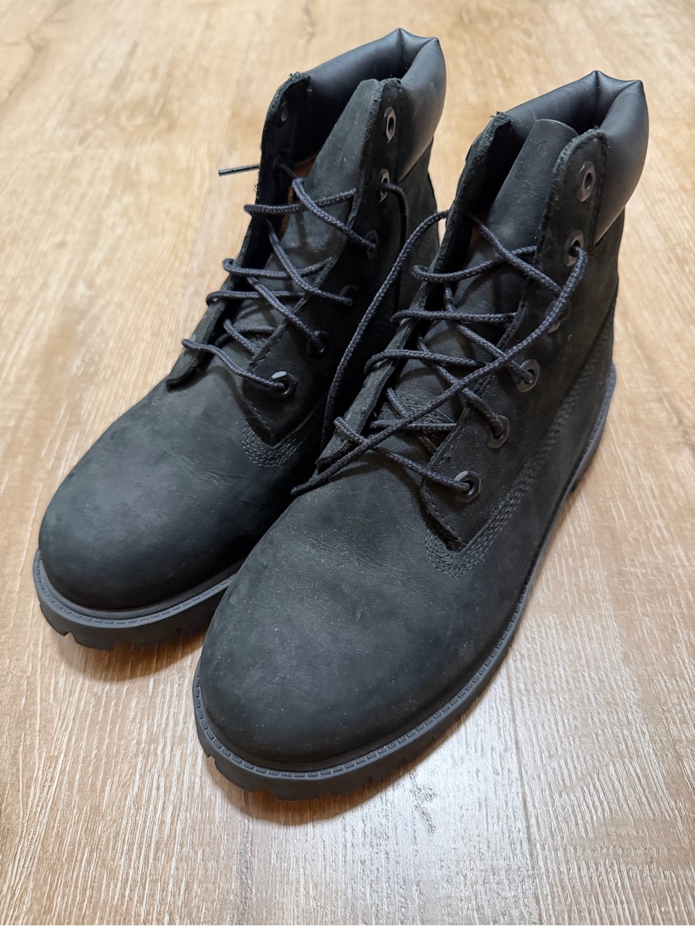 Timberland women’s Black Lace-Up Suede Boots